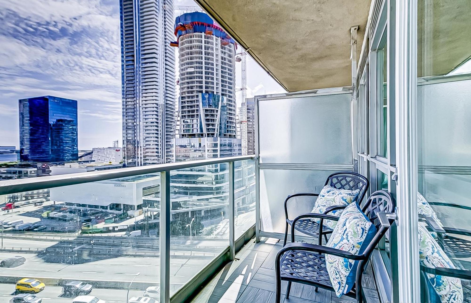 Globalstay Yonge St Condos Toronto Exterior photo