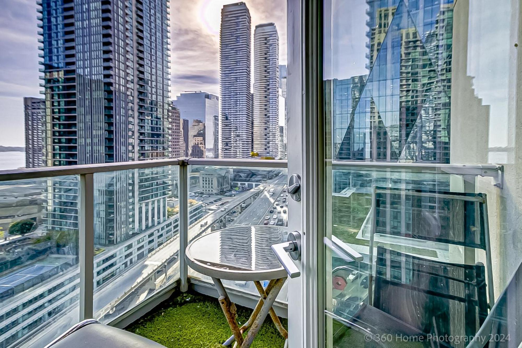 Globalstay Yonge St Condos Toronto Exterior photo